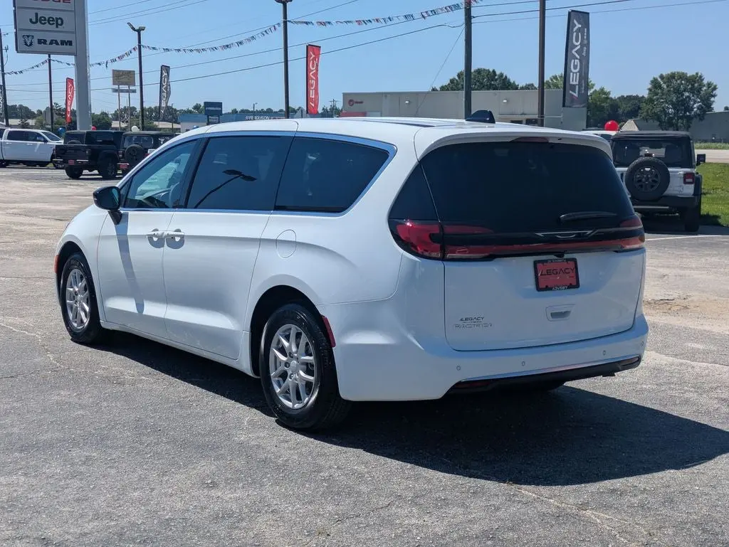 2027 Chrysler Pacifica Select photo 5