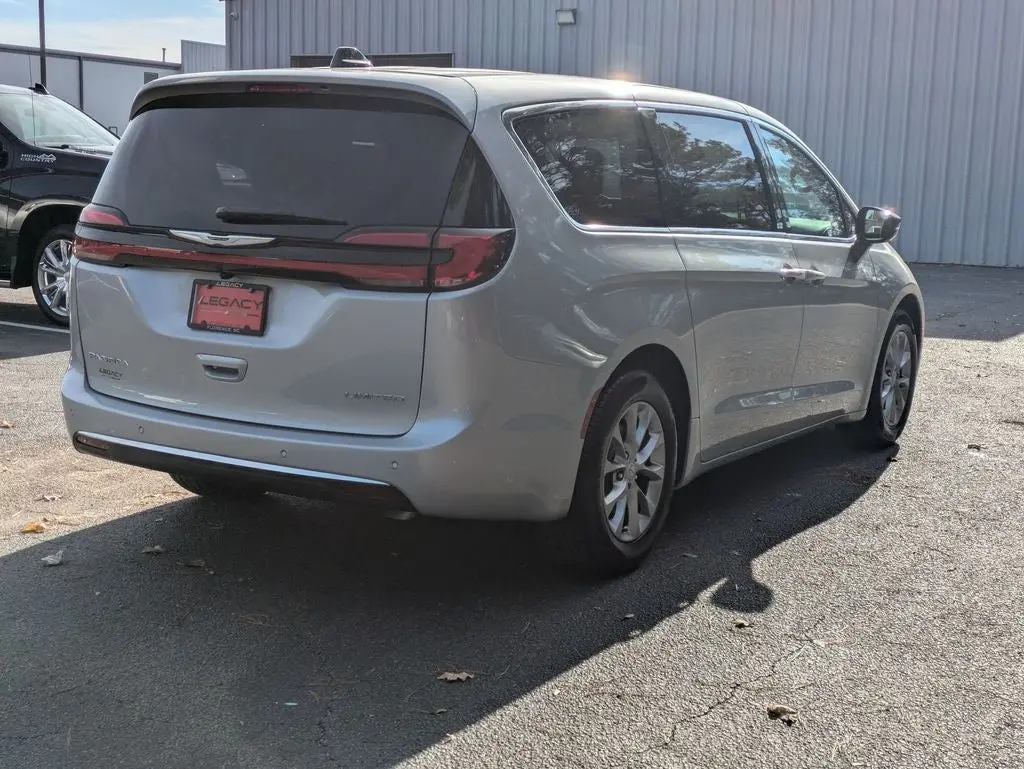 2026 Chrysler Pacifica Limited photo 3