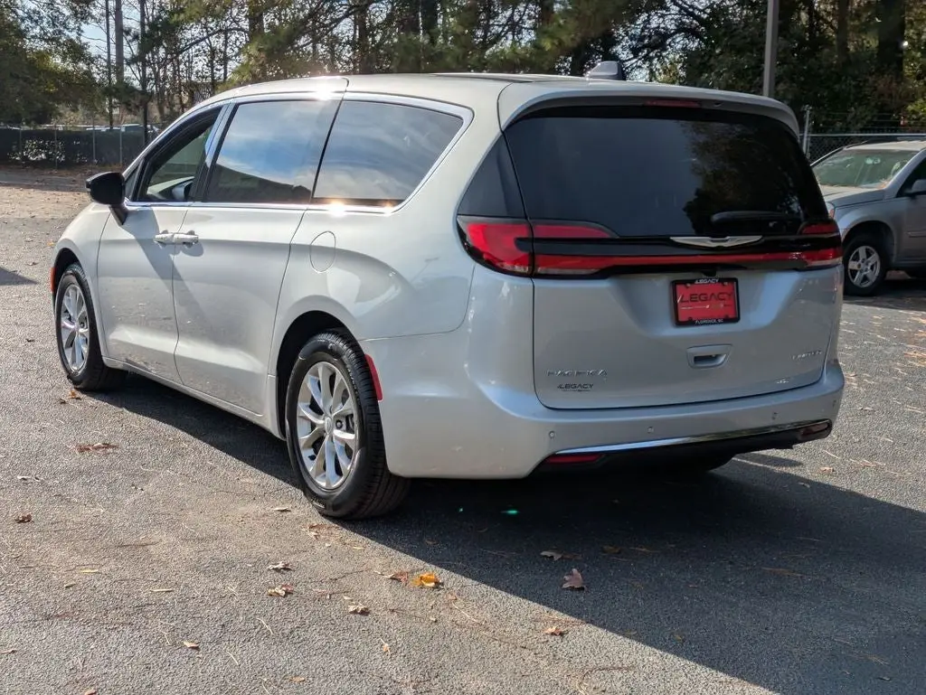 2026 Chrysler Pacifica Limited photo 5