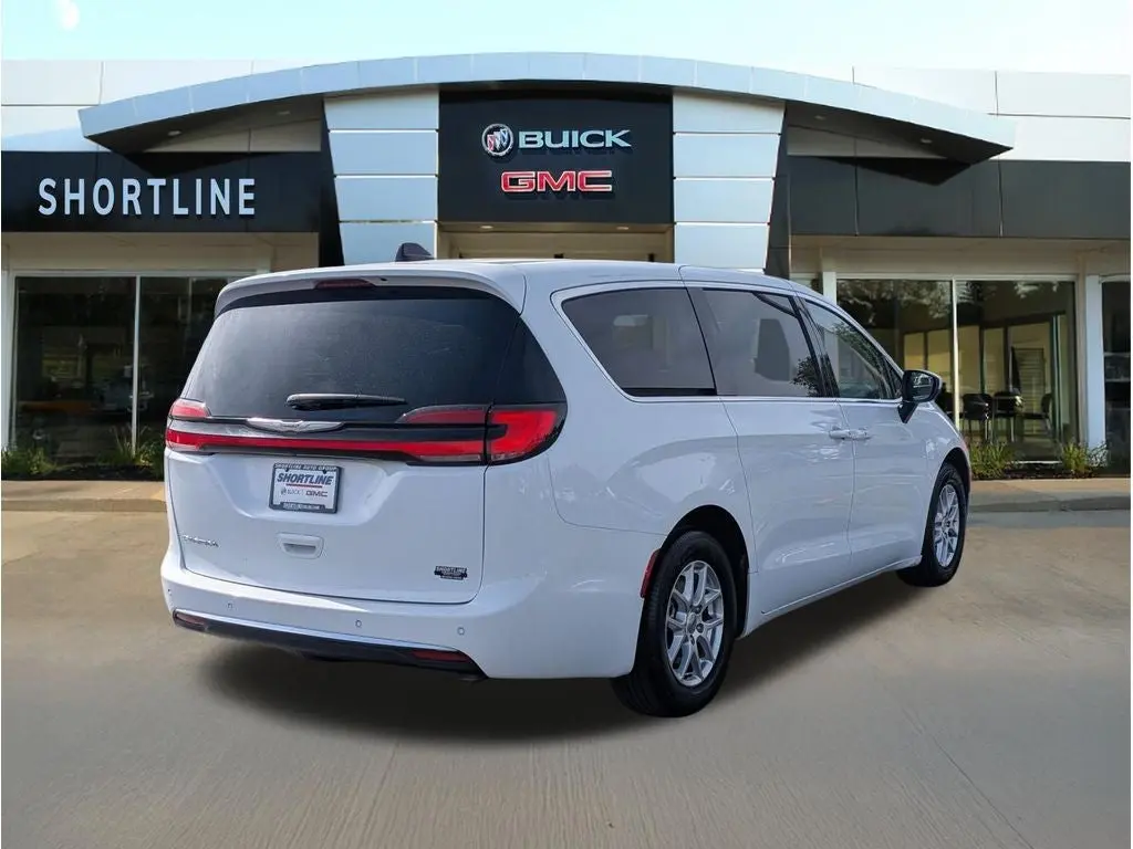 2023 Chrysler Pacifica Touring L photo 3