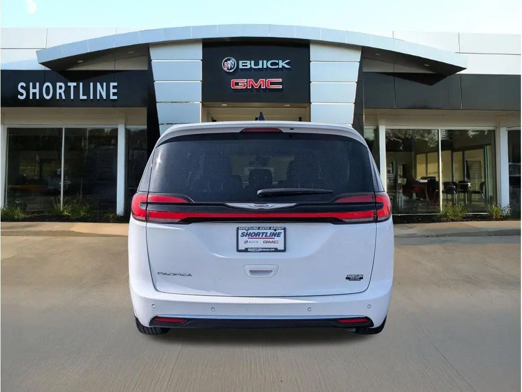 2023 Chrysler Pacifica Touring L photo 4