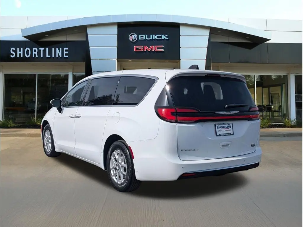 2023 Chrysler Pacifica Touring L photo 5