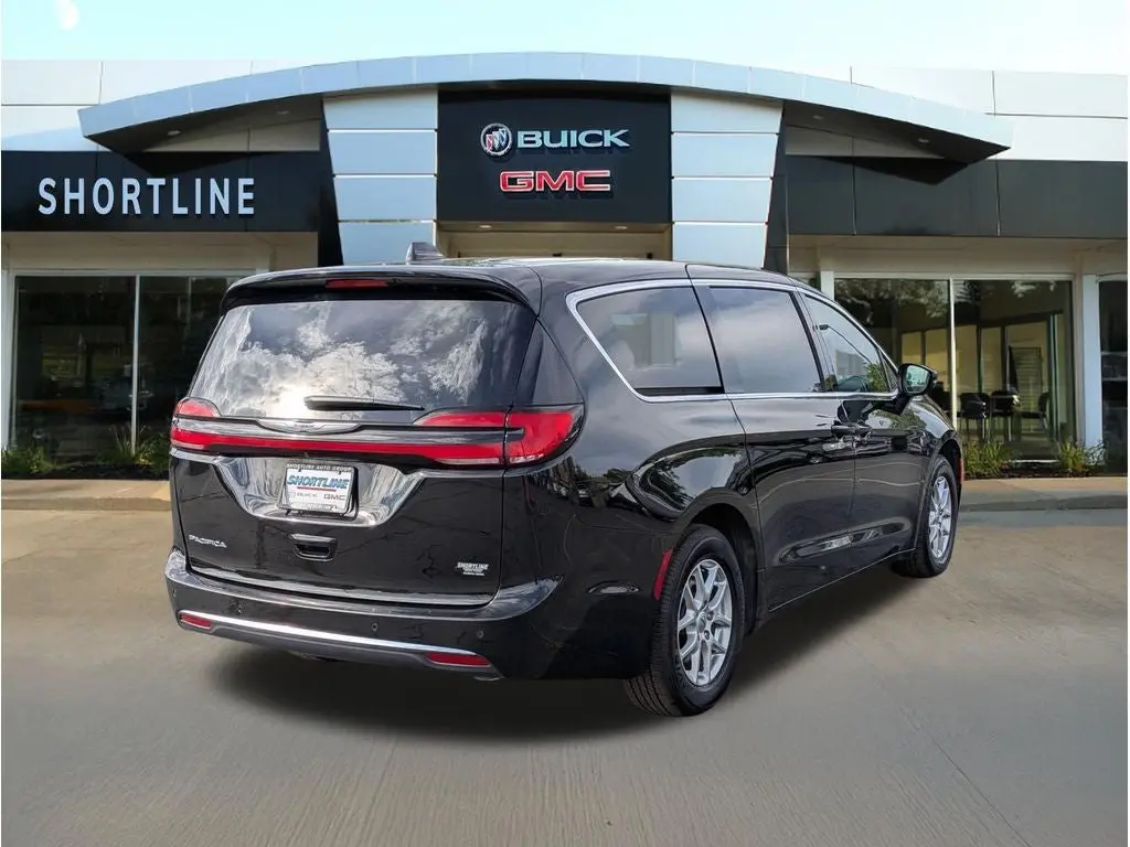 2025 Chrysler Pacifica Select photo 3