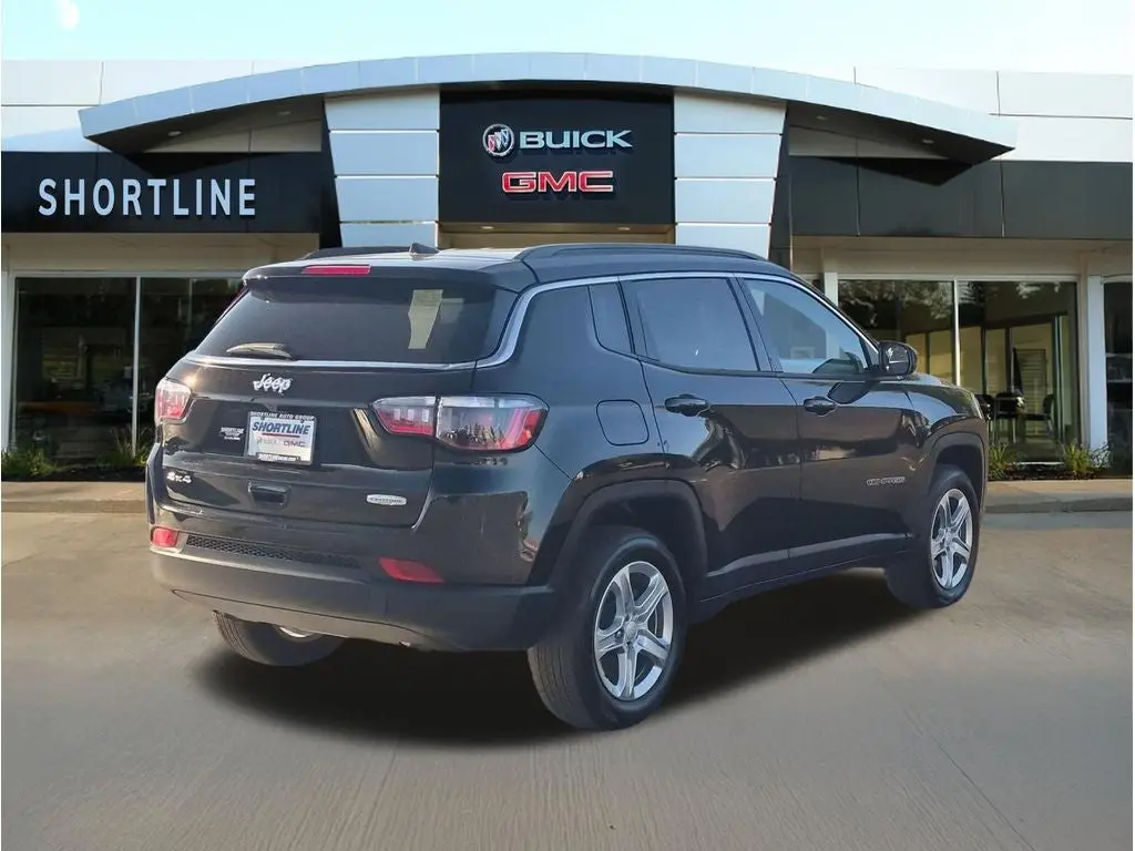 2024 Jeep Compass Latitude 4WD photo 3