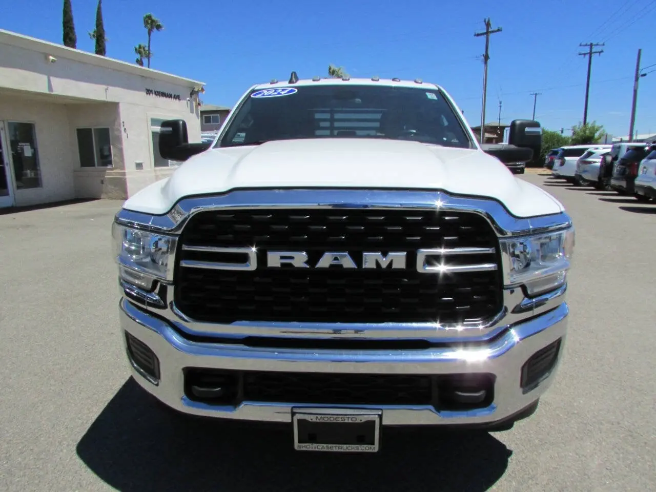 2024 RAM 3500 SLT 4X4 Crew Cab photo 3
