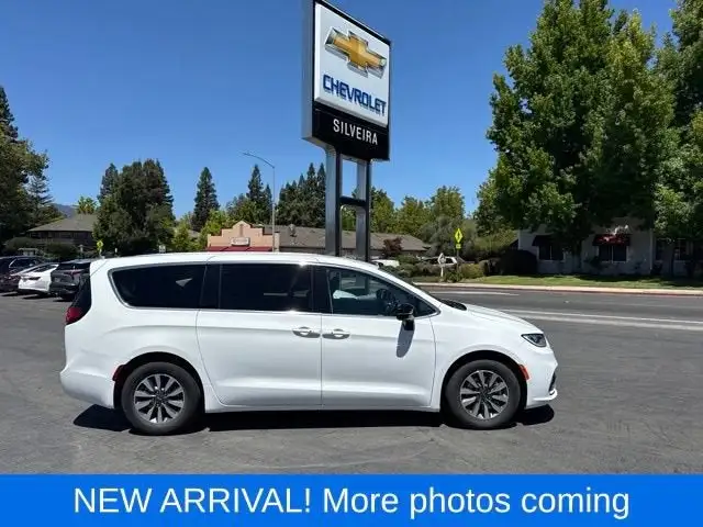 2024 Chrysler Pacifica Hybrid Select S-Appearance PHEV's photo