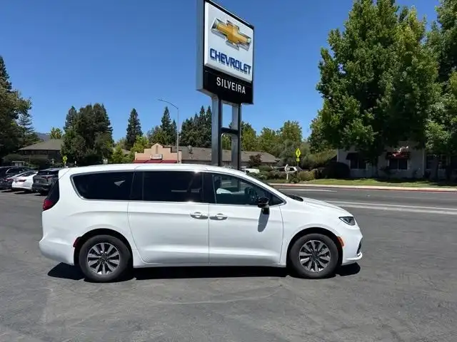 2024 Chrysler Pacifica Hybrid Select S-Appearance PHEV's photo