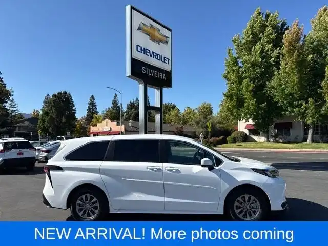 2024 Toyota Sienna LE 8-Passenger Hybrid AWD's photo