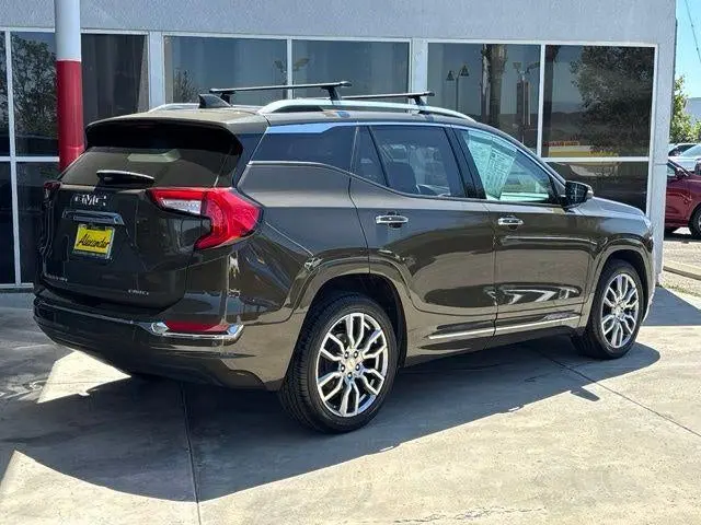 2023 GMC Terrain Denali AWD photo 3