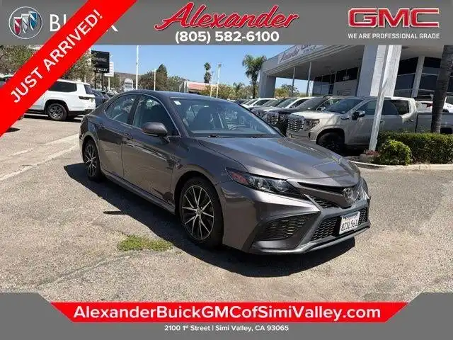 2022 Toyota Camry SE's photo