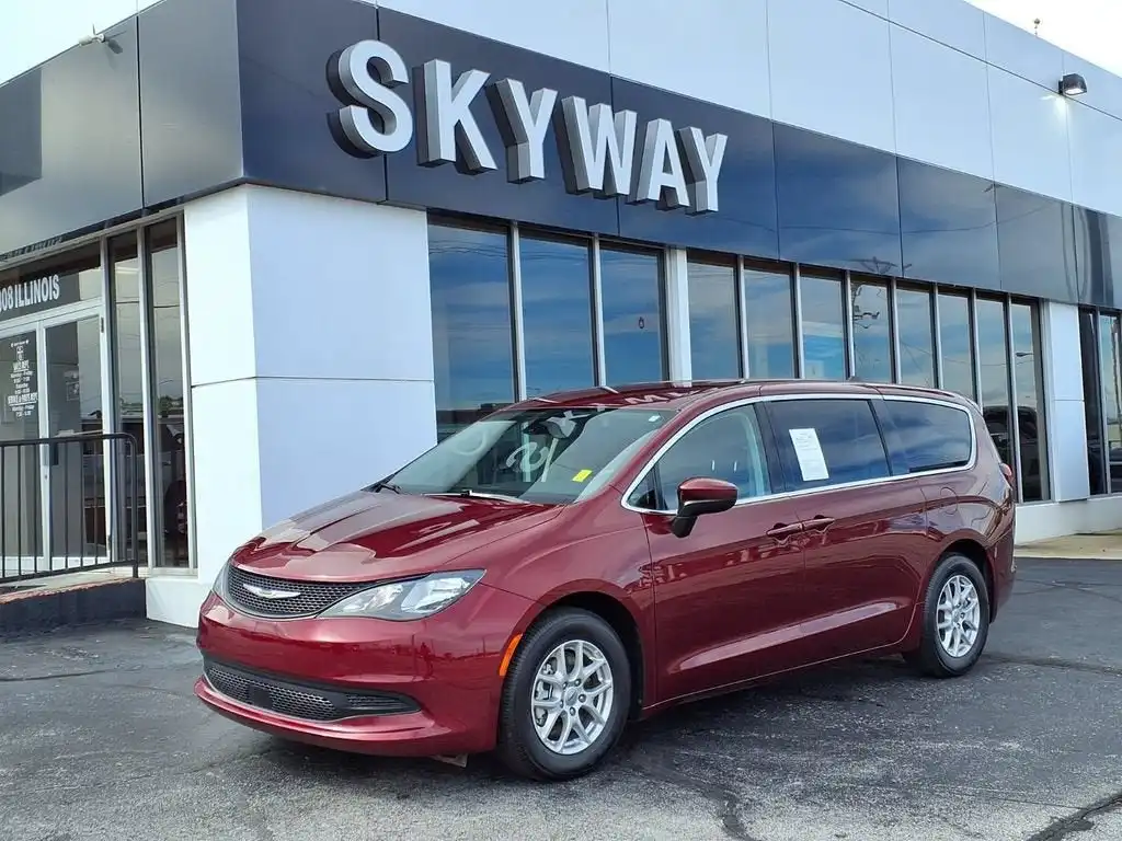 2023 Chrysler Voyager LX's photo