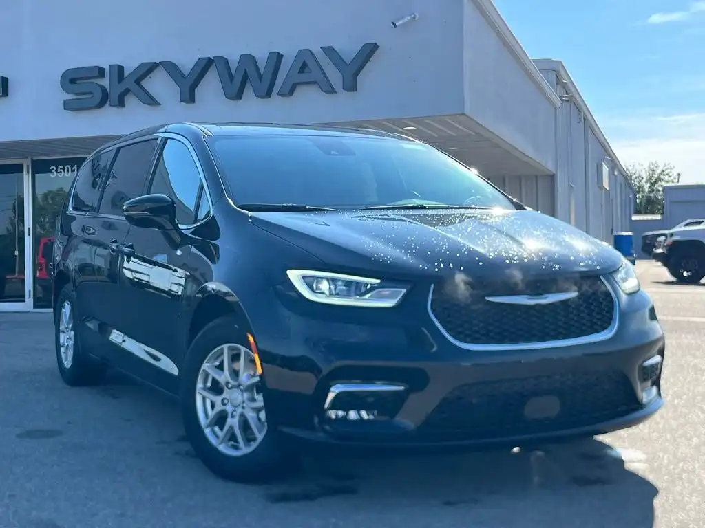 2026 Chrysler Pacifica Select's photo