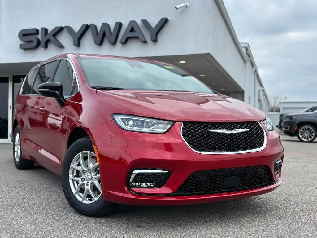 2026 Chrysler Pacifica Select's photo