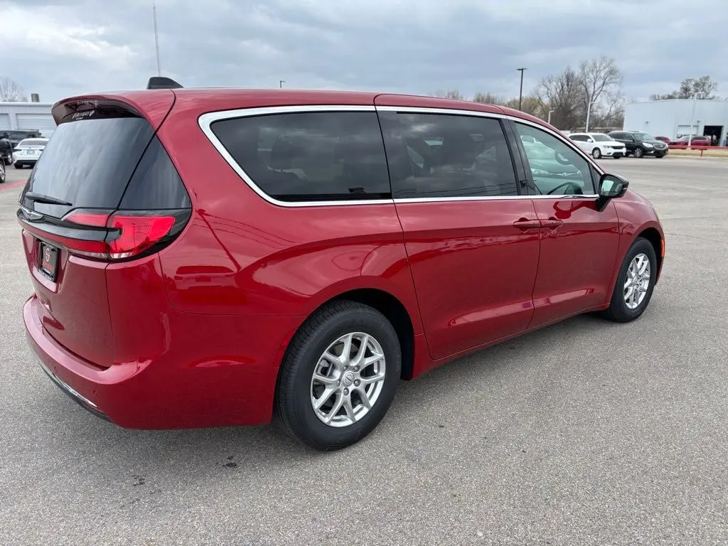 2026 Chrysler Pacifica Select photo 4