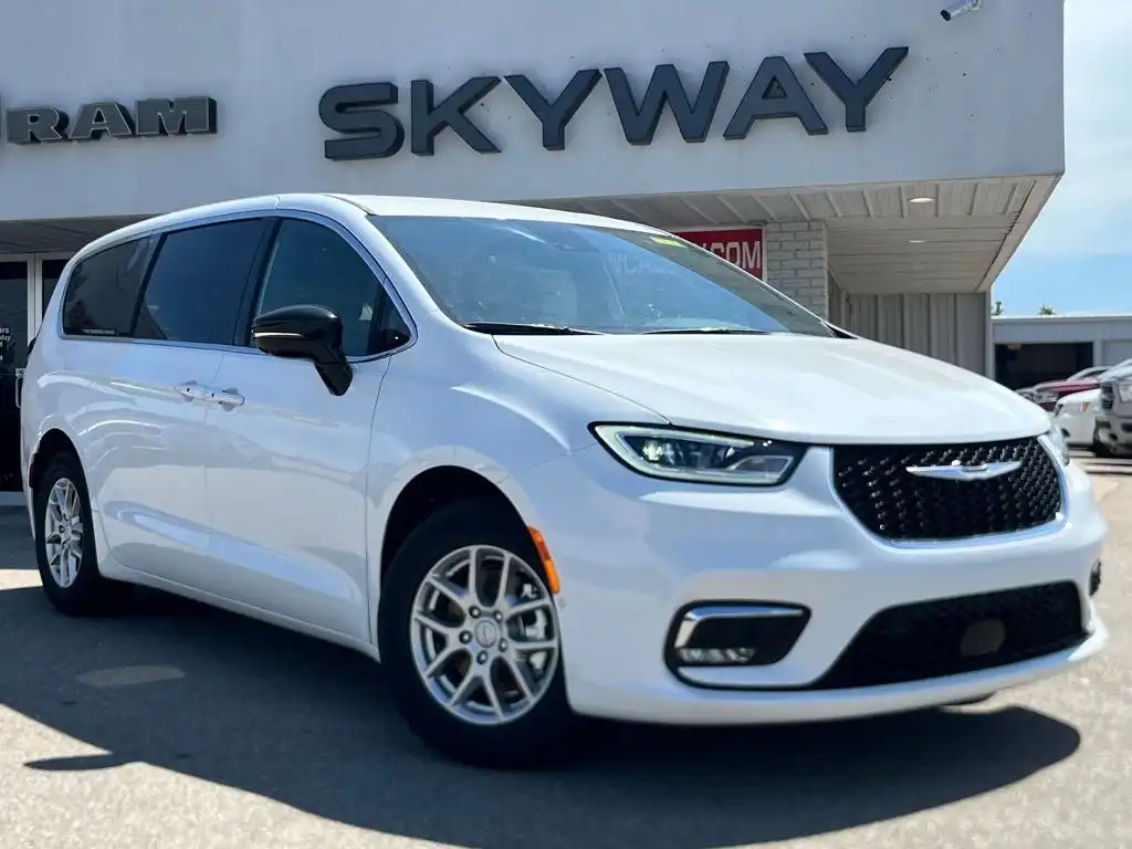 2026 Chrysler Pacifica Select's photo