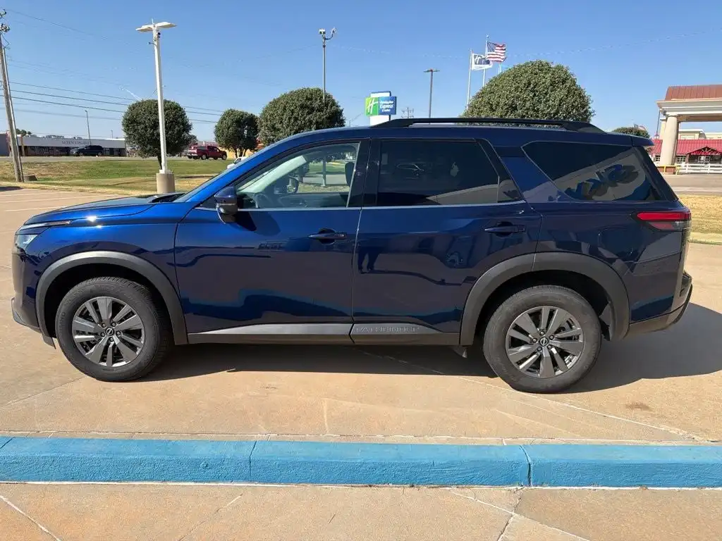 2025 Nissan Pathfinder SV 4WD's photo