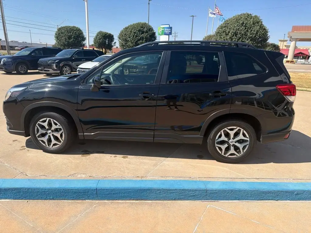 2023 Subaru Forester Premium photo 1