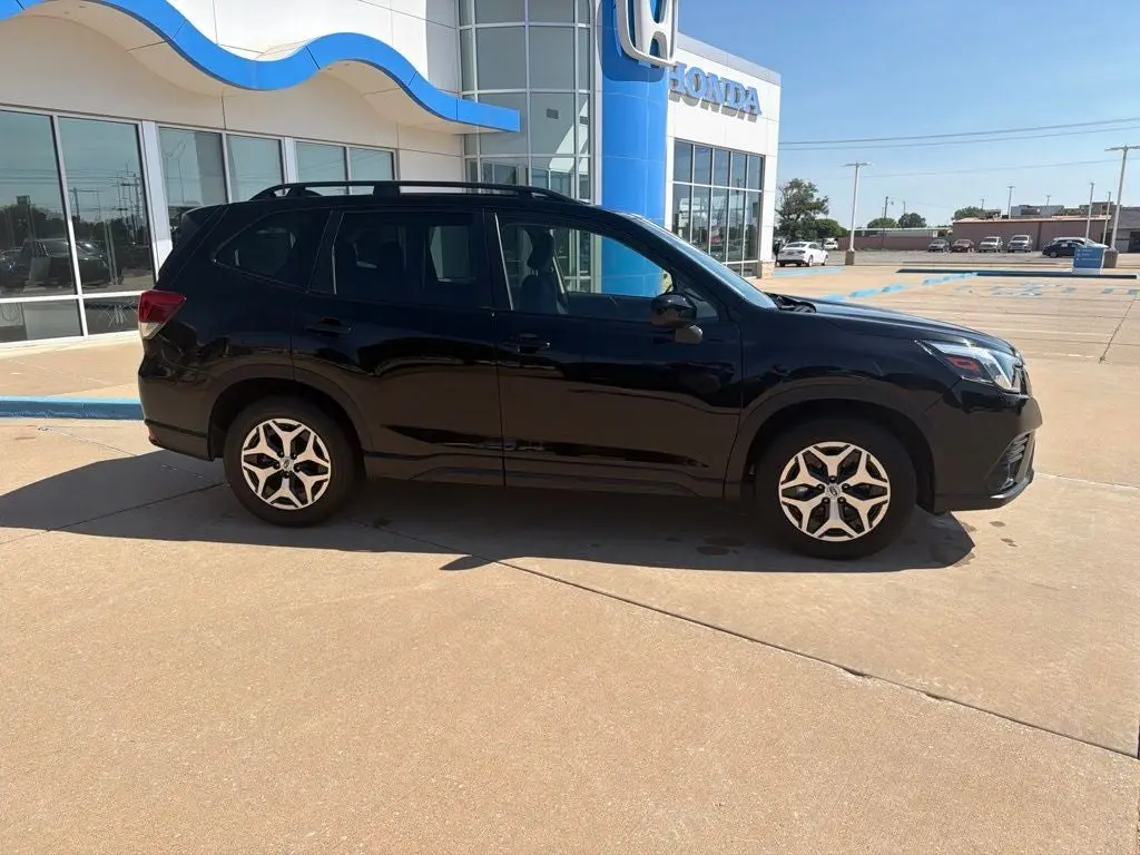 2023 Subaru Forester Premium photo 5