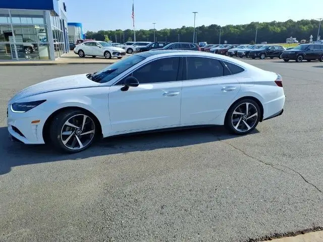2023 Hyundai Sonata SEL Plus (Dec Prod) photo 3