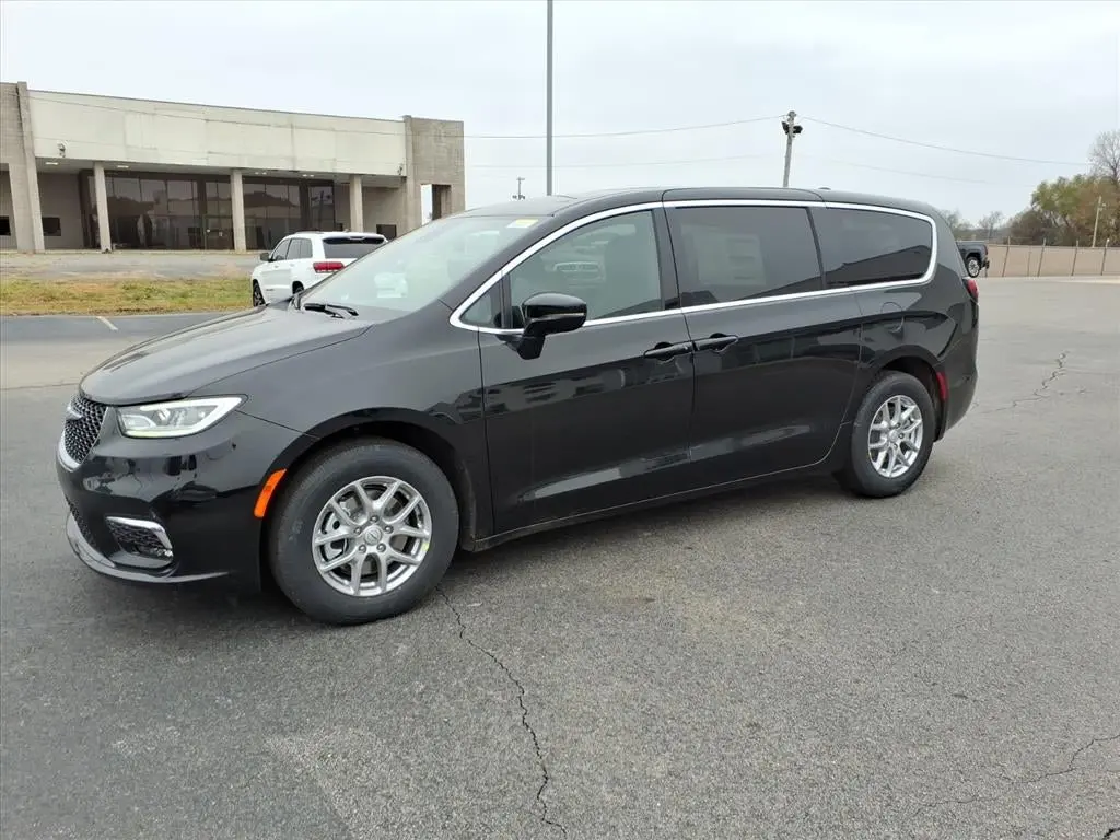 2026 Chrysler Pacifica Select photo 3