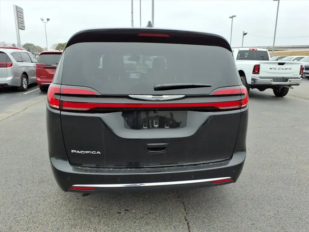 2026 Chrysler Pacifica Select photo 4