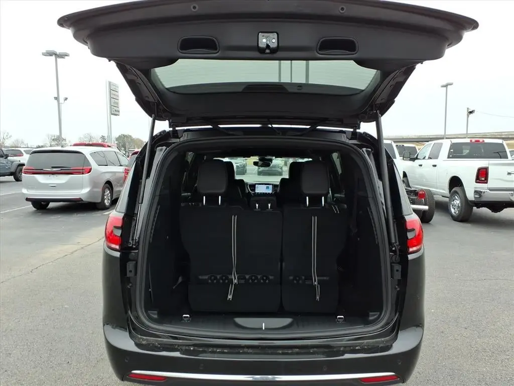 2026 Chrysler Pacifica Select photo 5