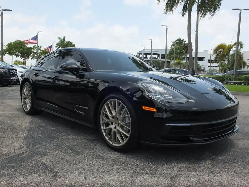 2020 Porsche Panamera 10 Year Edition's photo