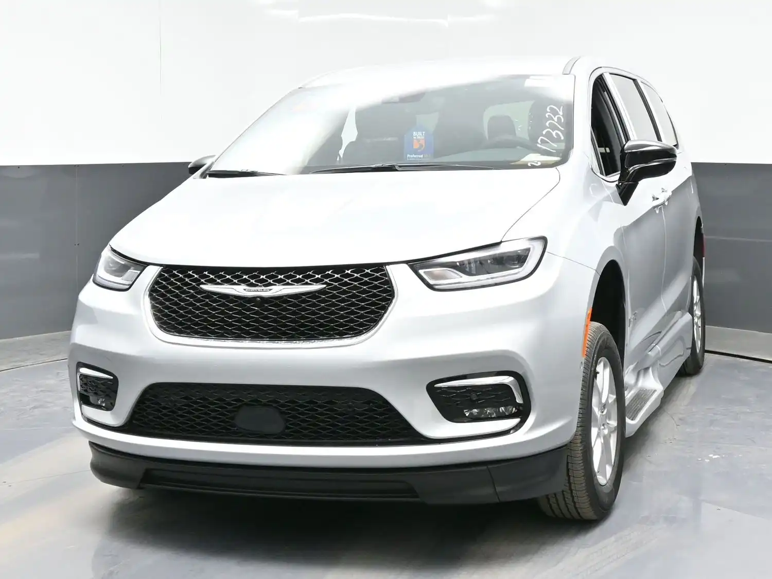 2026 Chrysler Pacifica Select's photo