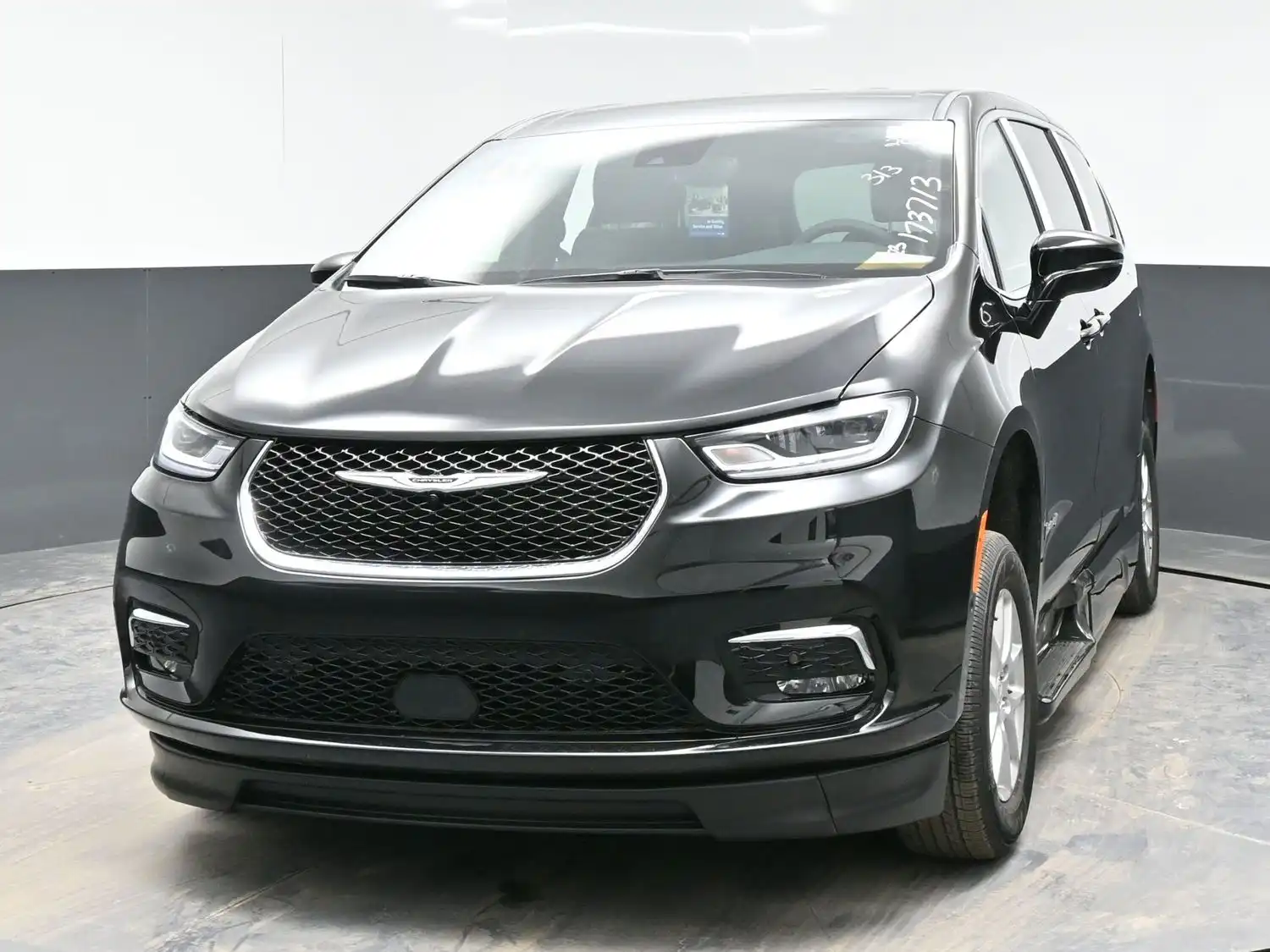 2026 Chrysler Pacifica Select's photo