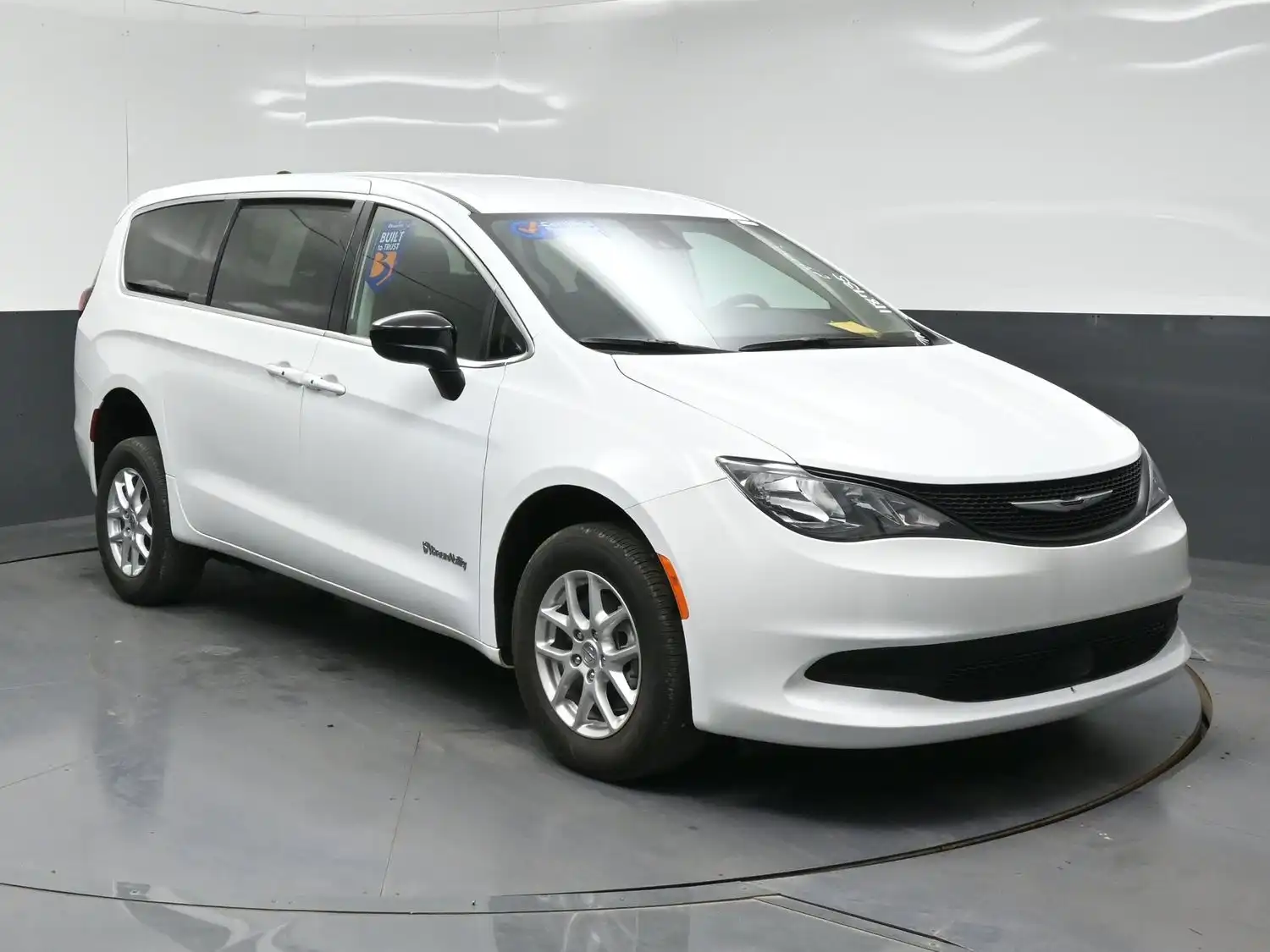 2024 Chrysler Voyager LX's photo