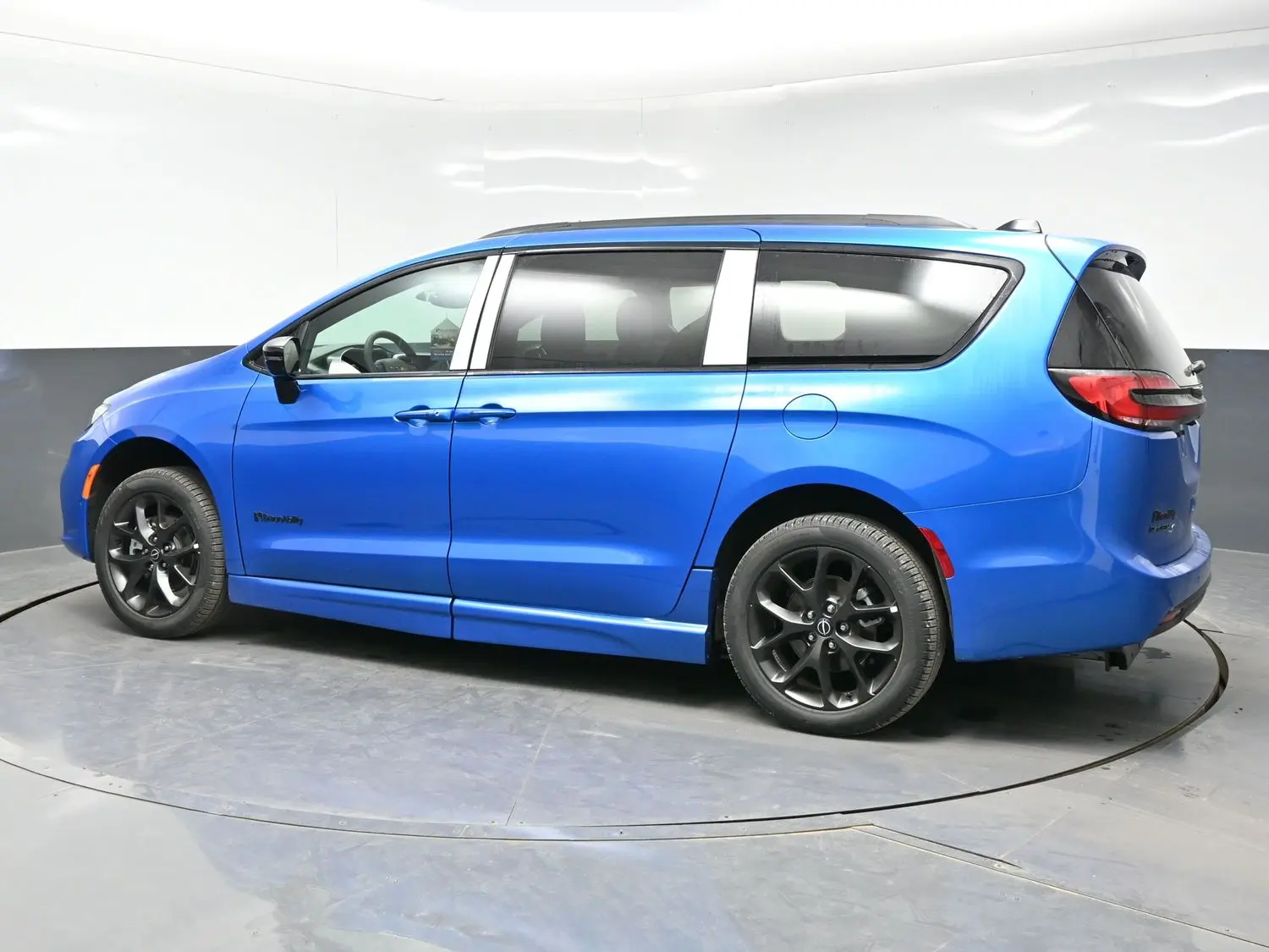 2026 Chrysler Pacifica Select photo 3