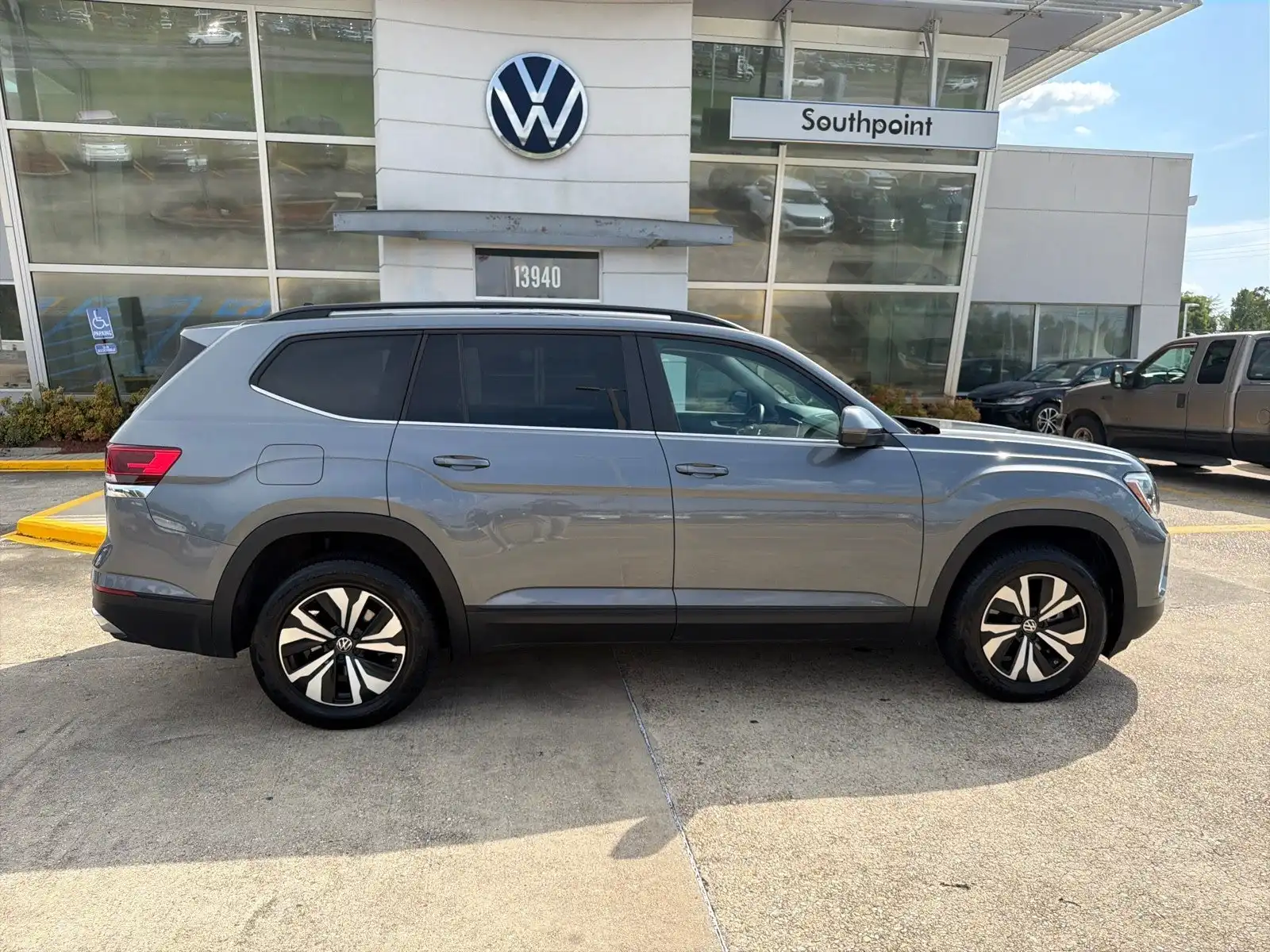 2024 Volkswagen Atlas 2.0T SE's photo