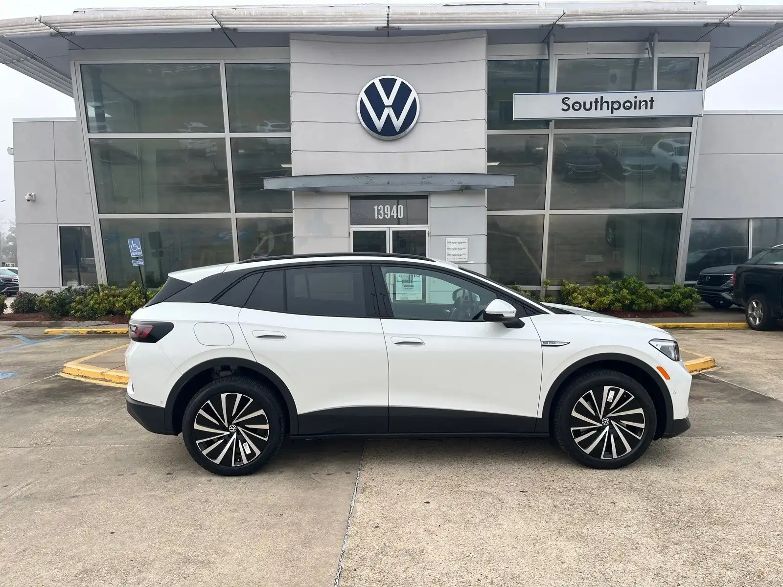 2025 Volkswagen ID.4 Pro 4Motion's photo
