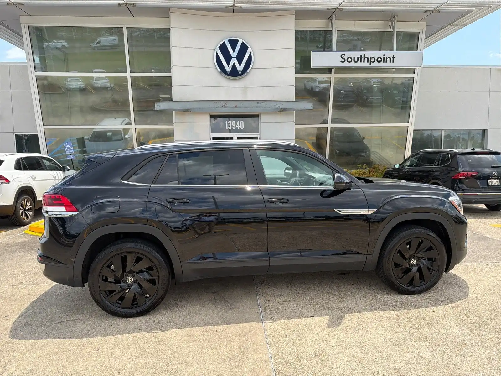 2024 Volkswagen Atlas Cross Sport 2.0T SE w/Tech's photo