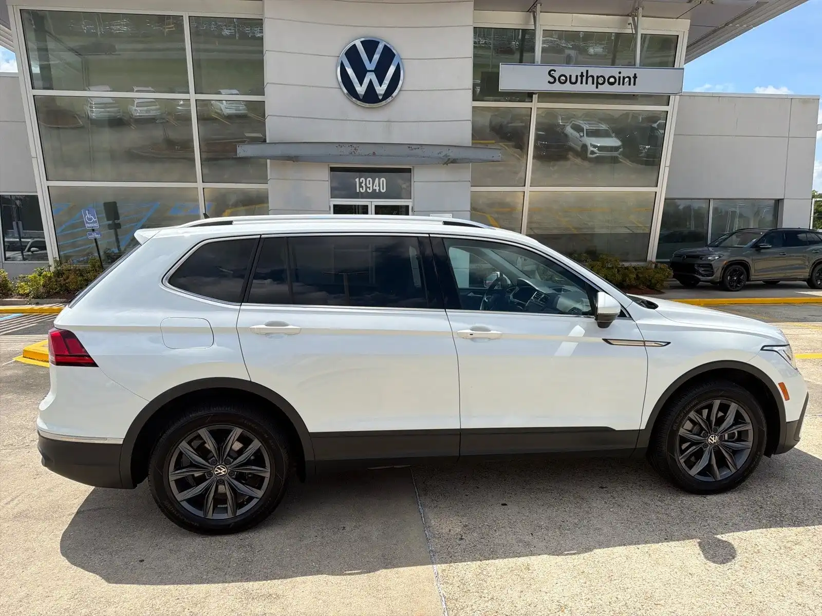 2023 Volkswagen Tiguan 2.0T SE's photo