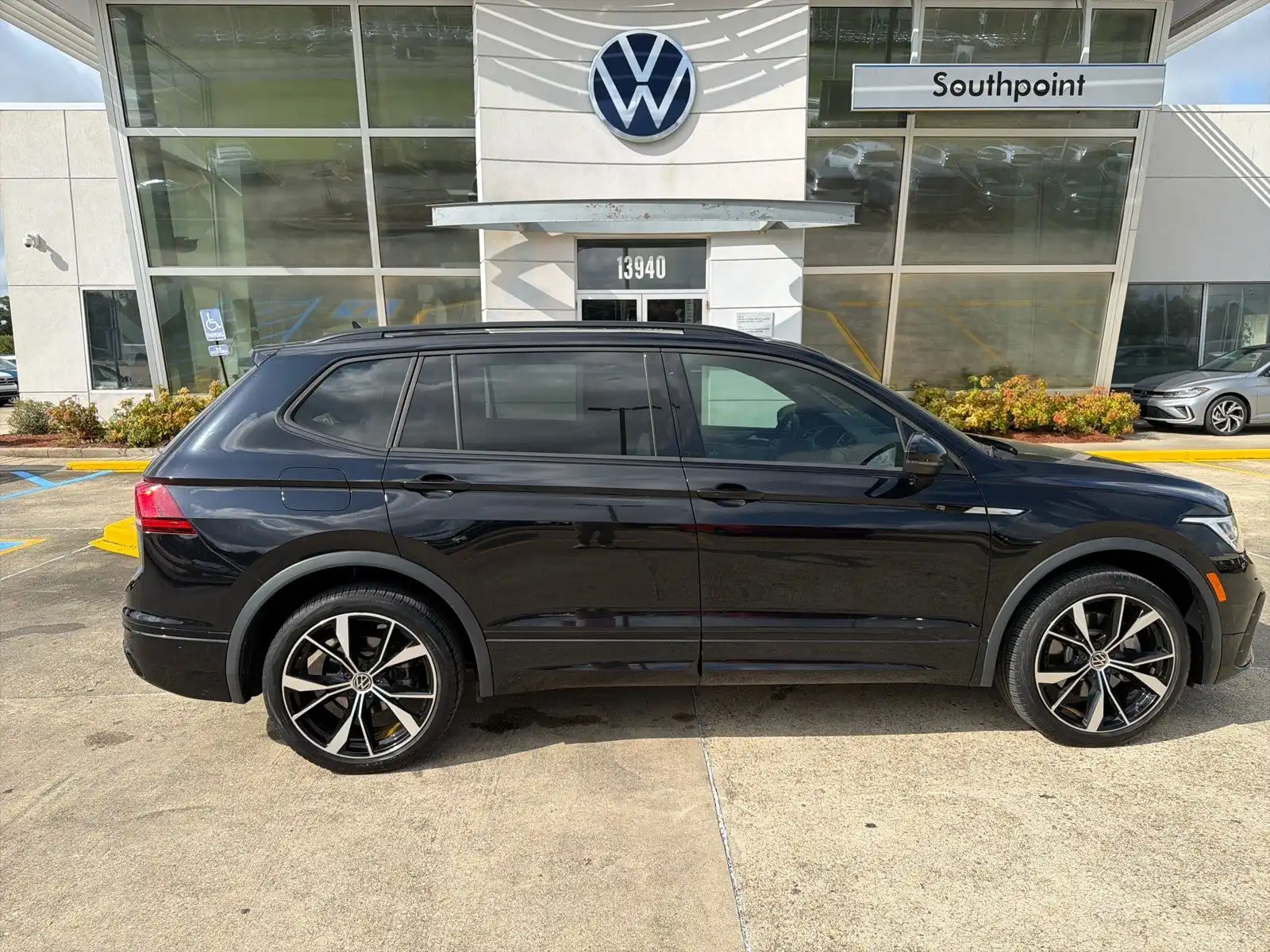 2024 Volkswagen Tiguan 2.0T SE R-Line Black's photo