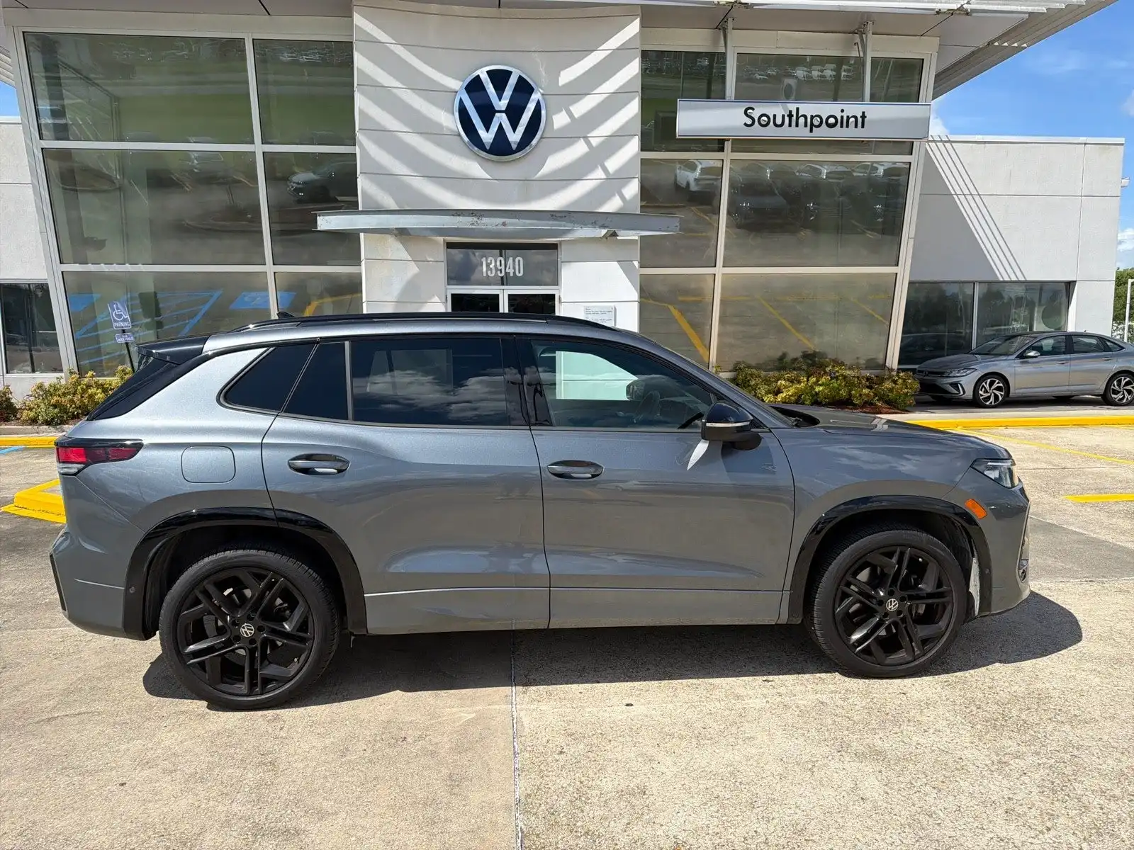 2025 Volkswagen Tiguan 2.0T SE R-Line Black 4Motion's photo