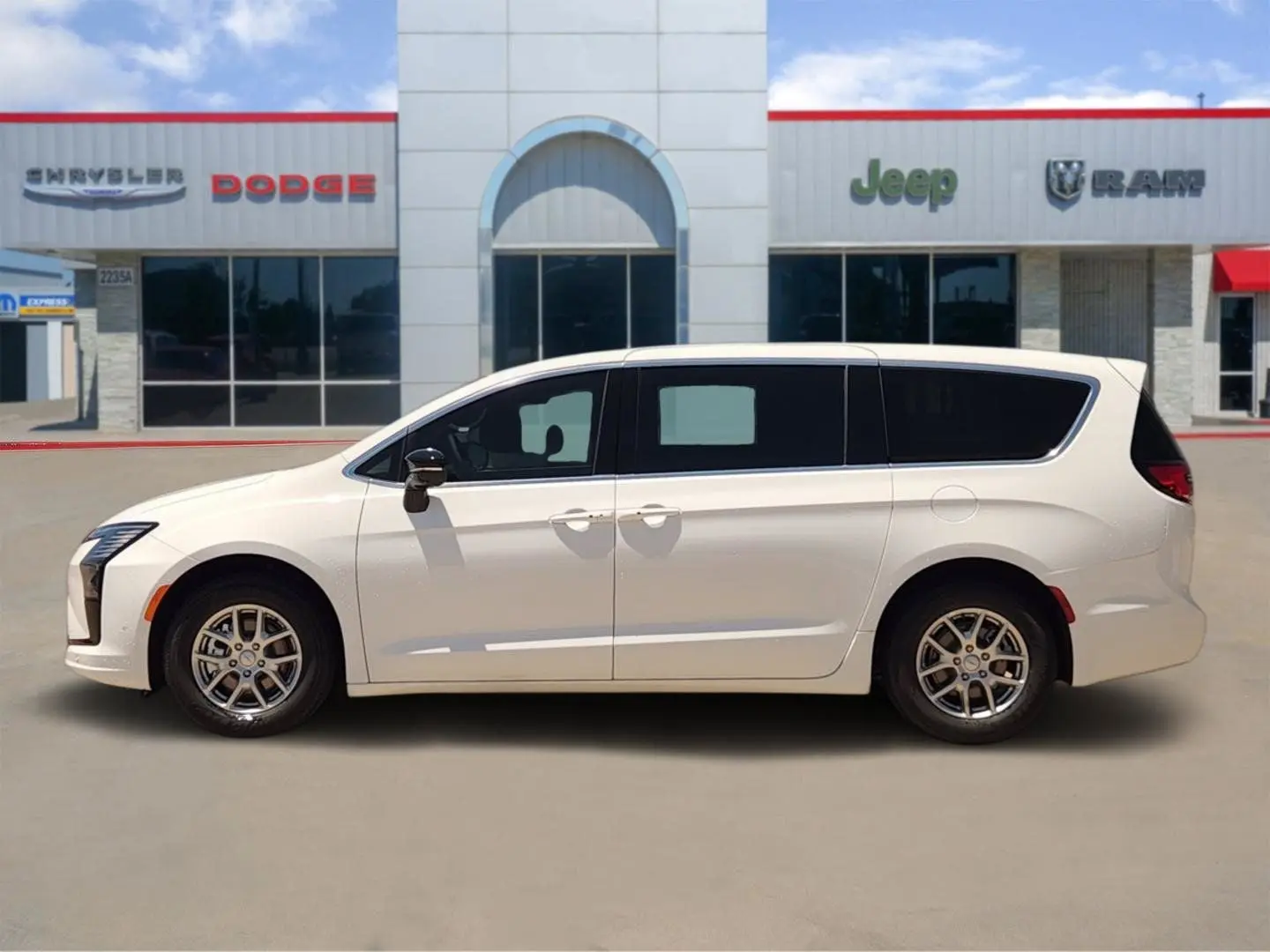 2027 Chrysler Pacifica Select photo 3