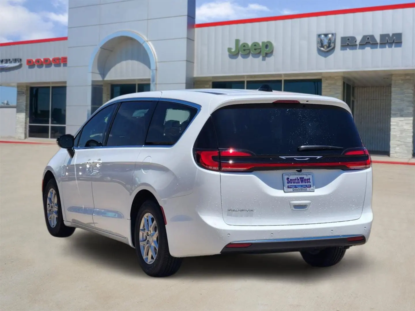 2027 Chrysler Pacifica Select photo 4