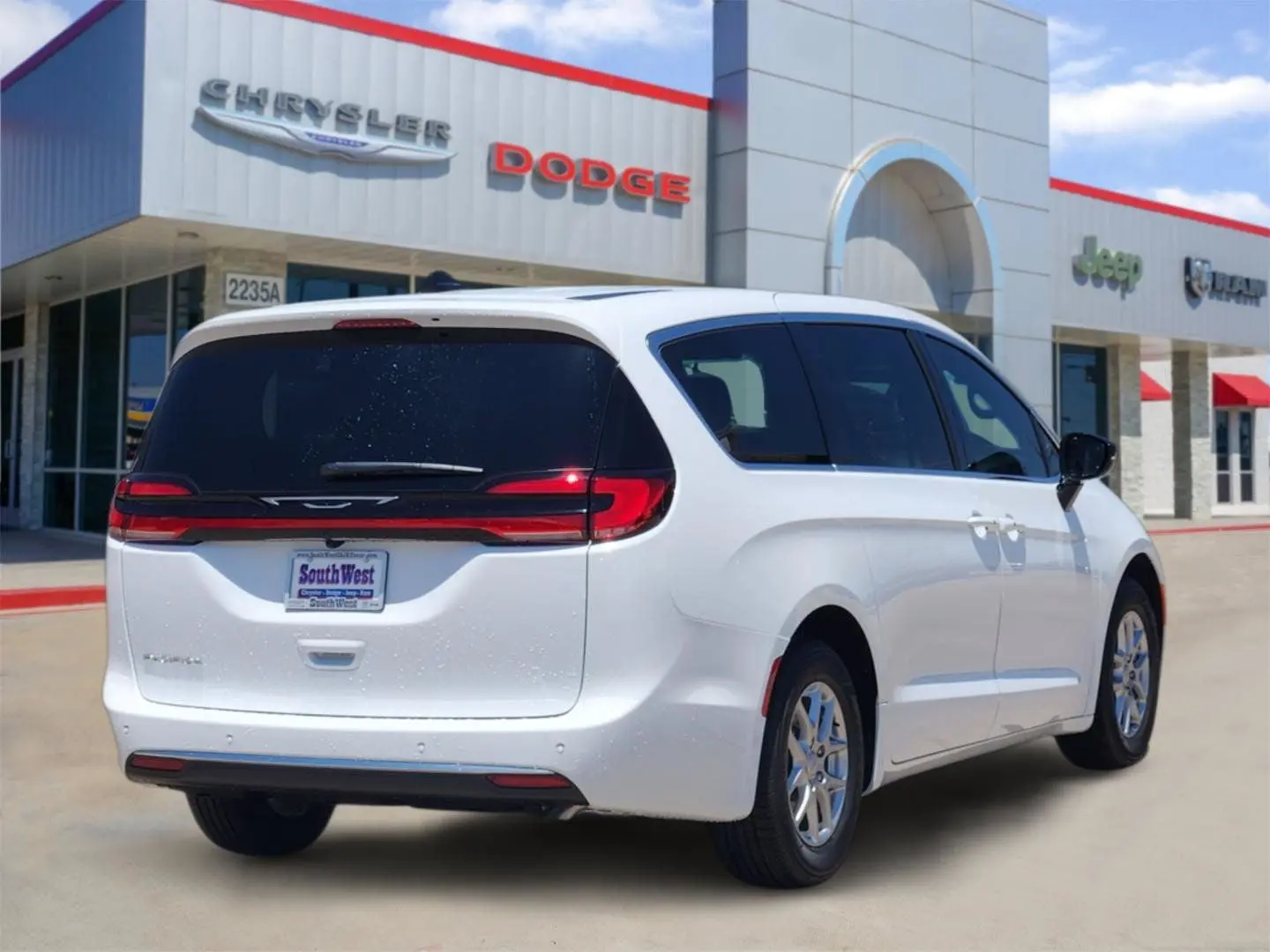 2027 Chrysler Pacifica Select photo 5