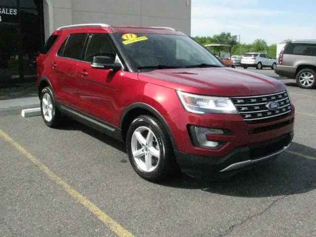 2017 Ford Explorer XLT 4WD photo 1