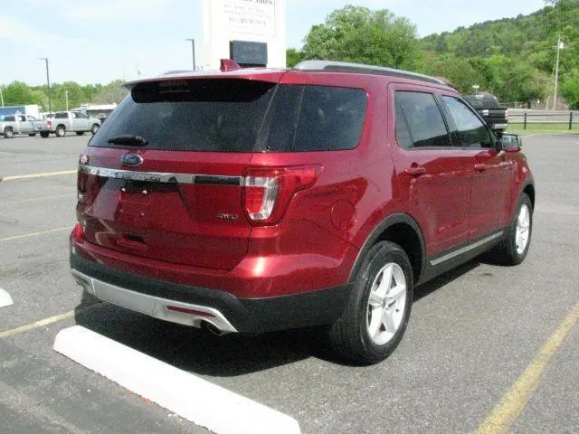 2017 Ford Explorer XLT 4WD photo 3