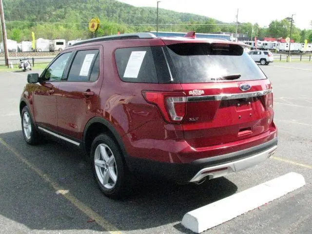 2017 Ford Explorer XLT 4WD photo 4