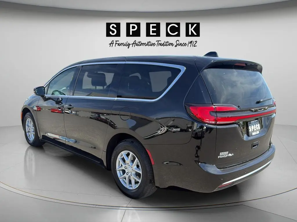 2027 Chrysler Pacifica Select photo 3