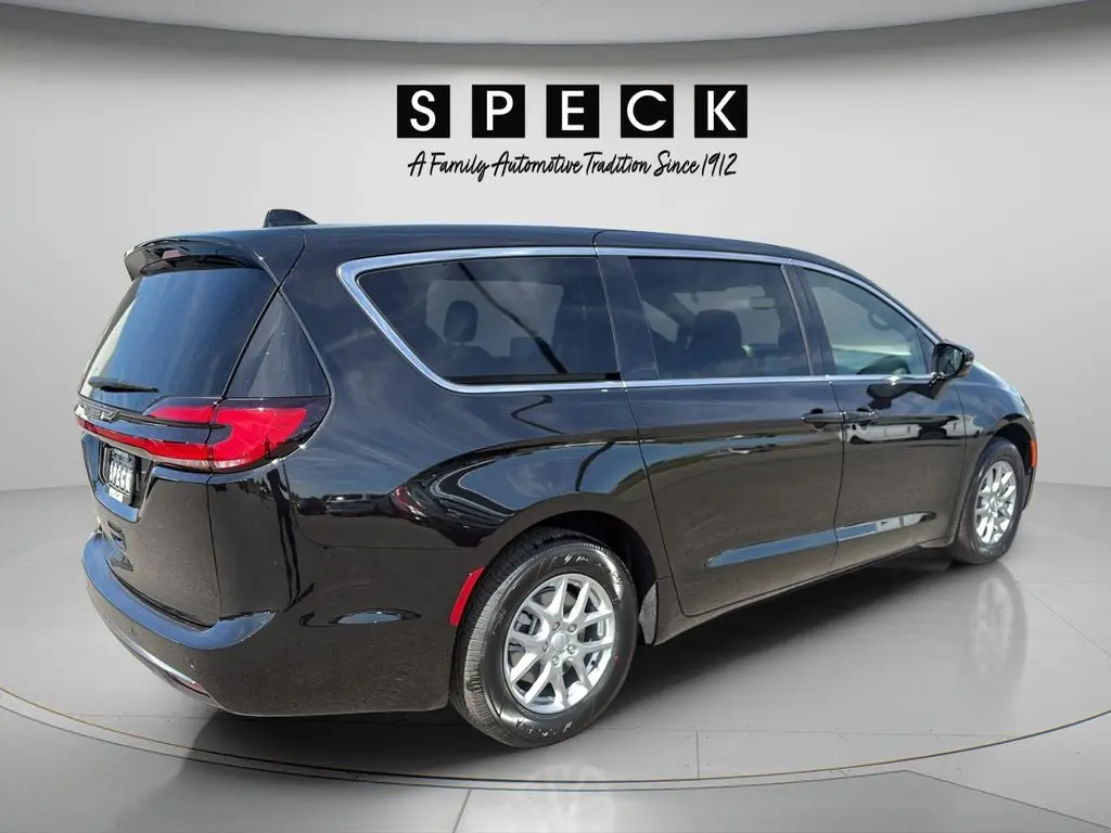 2027 Chrysler Pacifica Select photo 5