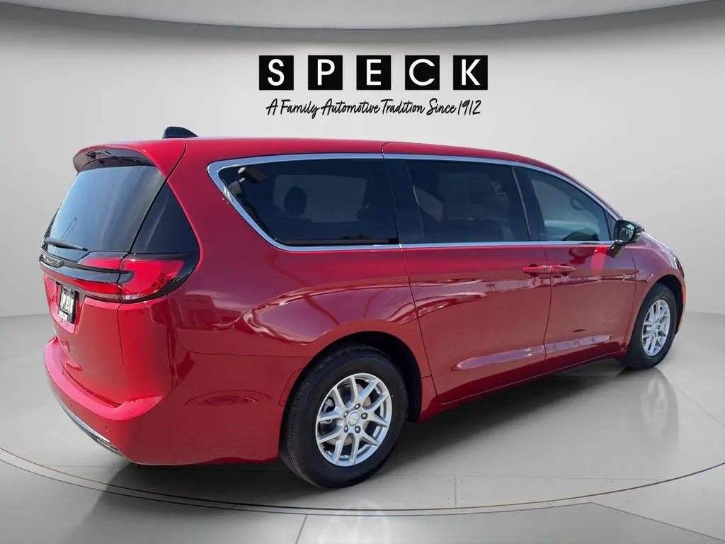 2027 Chrysler Pacifica Select photo 5