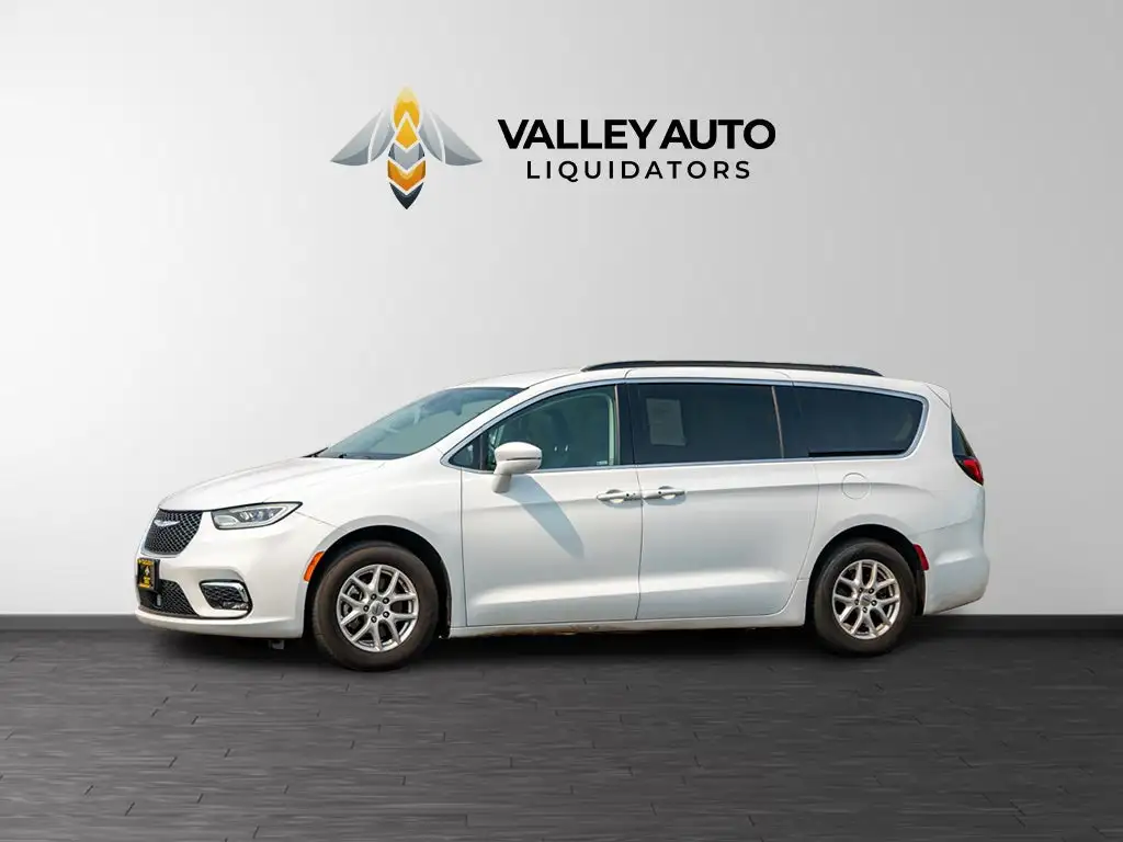 2022 Chrysler Pacifica Touring L's photo