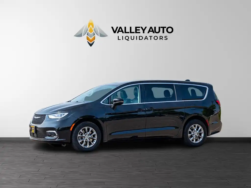 2023 Chrysler Pacifica Touring L AWD's photo