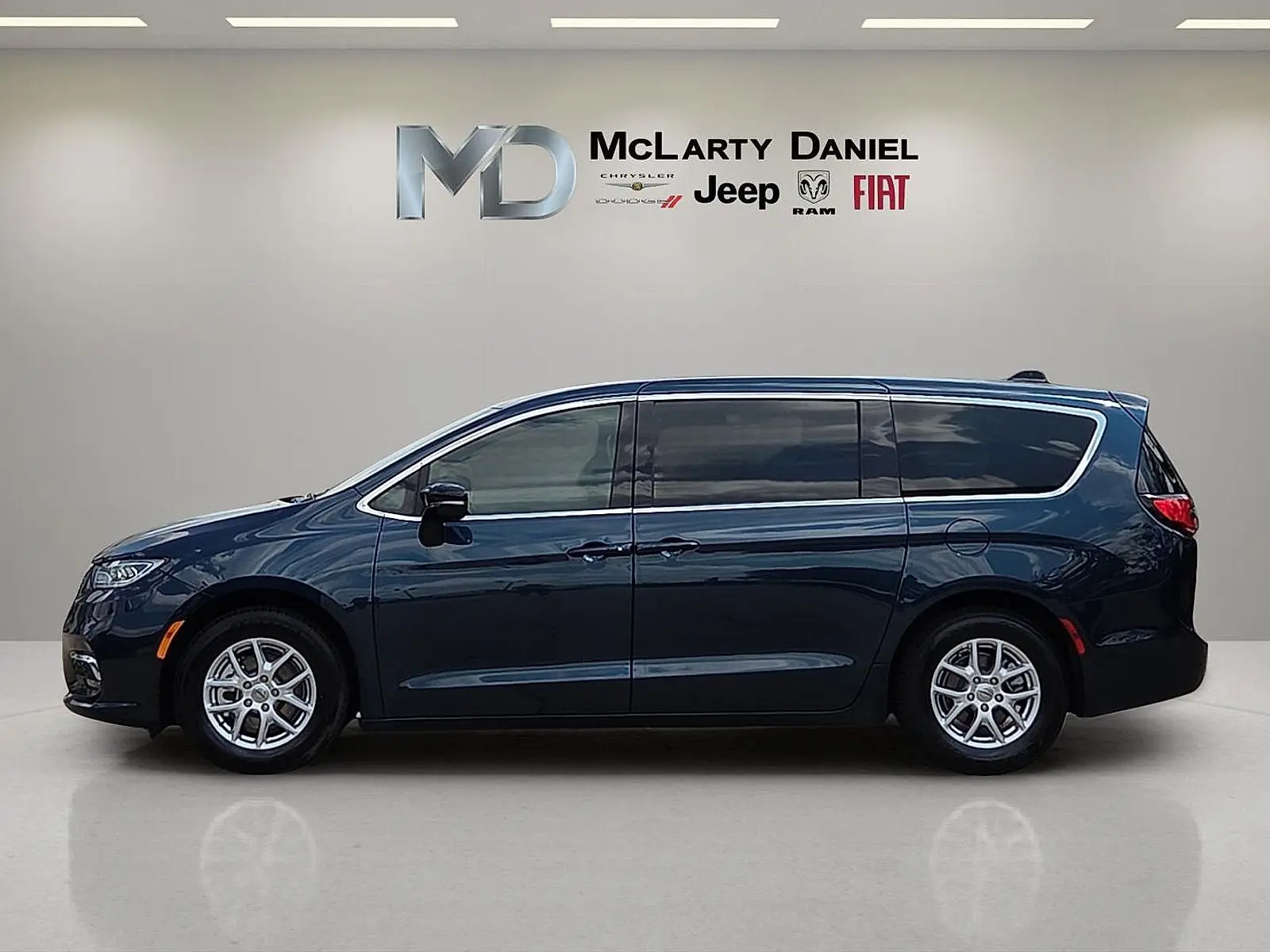 2025 Chrysler Pacifica Select photo 3