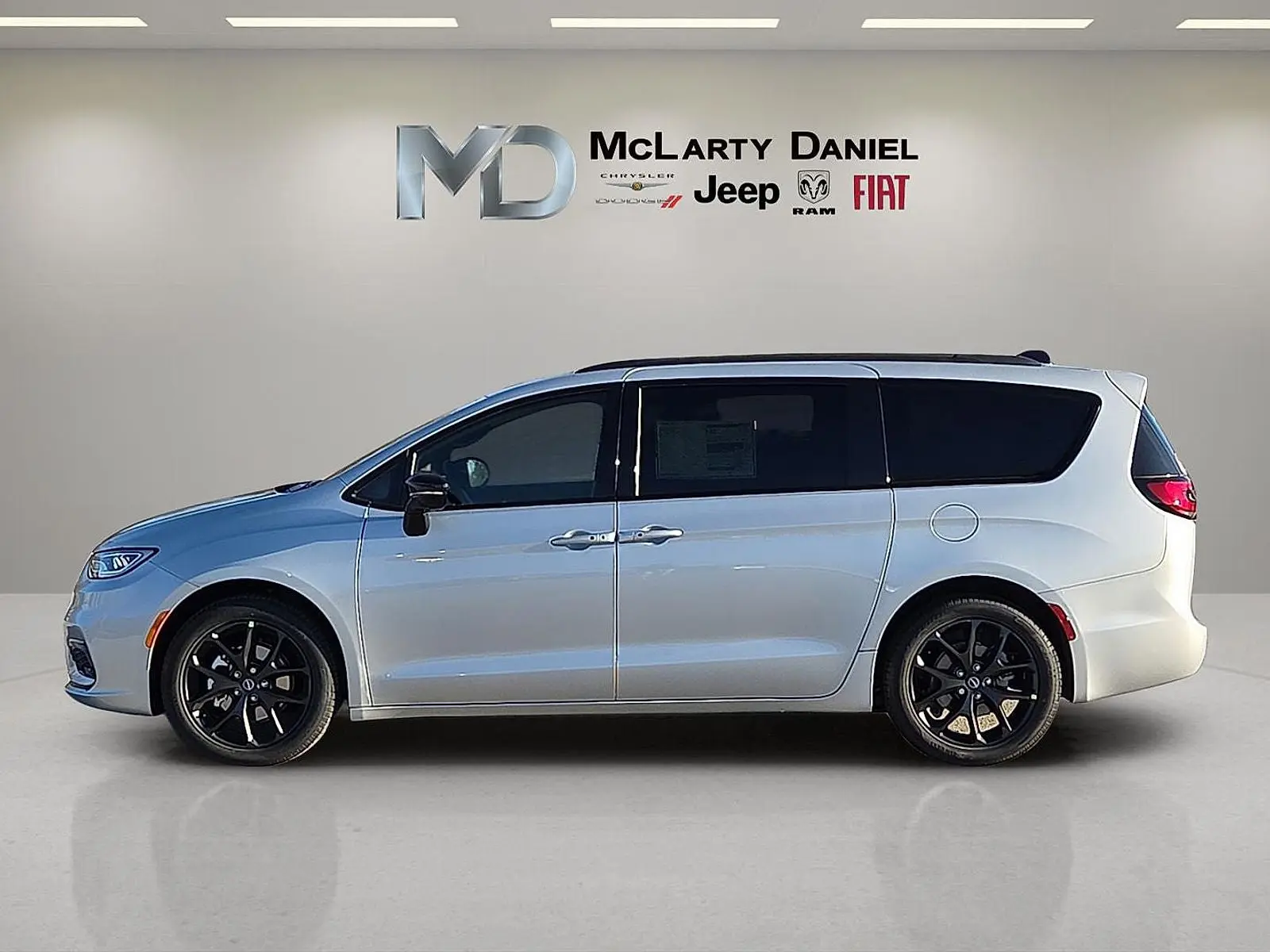2026 Chrysler Pacifica Select photo 3